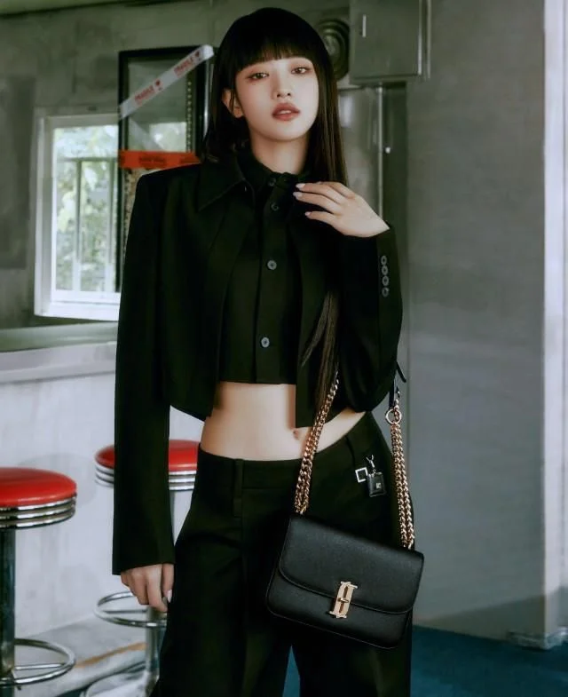 J.ESTINA DELLA SM Shoulder Crossbody Tote Black Leather Metal Chain Adjustable Strap Minyoung Park PICK (JHNCHA2BF875BK010)